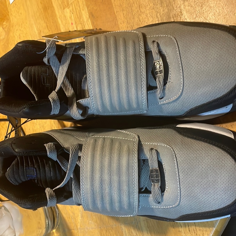 FUBU Men’s shoes. Size 10 1/2. New with tag. Excellent condition.